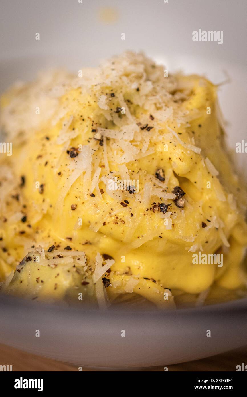 Uovo, formaggio e pasta, nota come Pasta Carbonara, in una ciotola in un ristorante romano. Foto Stock