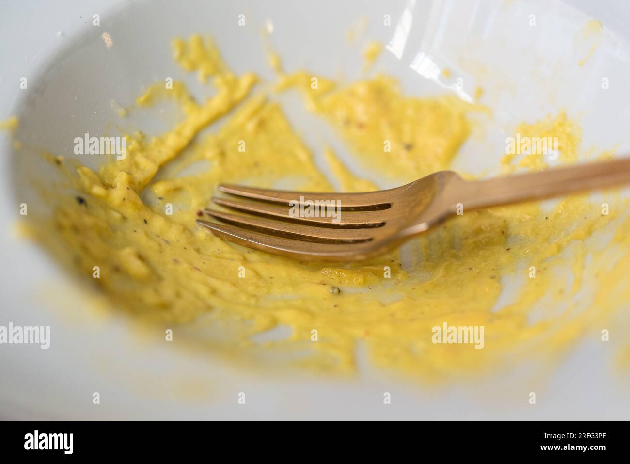 Ciotola vuota di Pasta Carbonara con forchetta in un ristorante romano. Foto Stock