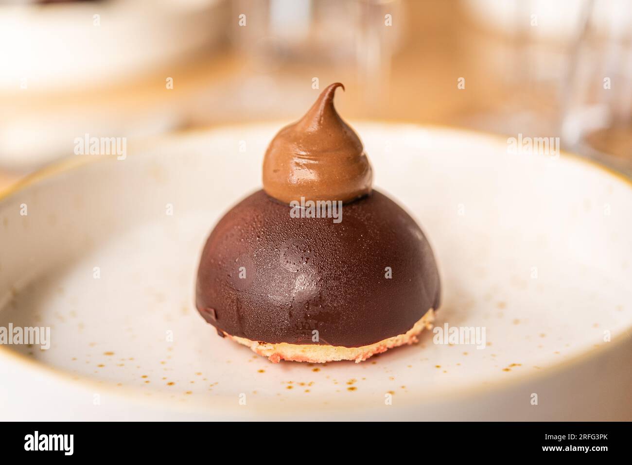 Dessert italiano al cioccolato con condensazione in una ciotola bianca in un ristorante romano Foto Stock