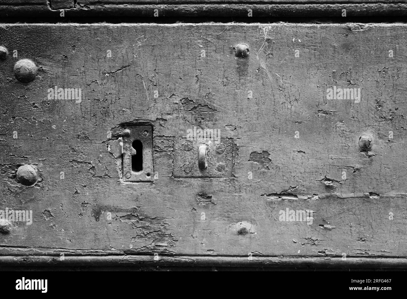 Vecchia serratura in metallo con porta in legno verniciata Foto Stock