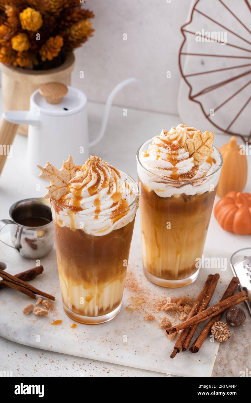Latte freddo al caramello di zucca con panna montata e sciroppo al caramello Foto Stock