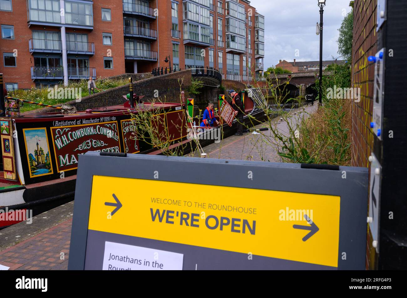 Preparativi per portare i passeggeri a bordo di un tradizionale narrowboat chiamato Swift in un viaggio panoramico su un canale di Birmingham Foto Stock