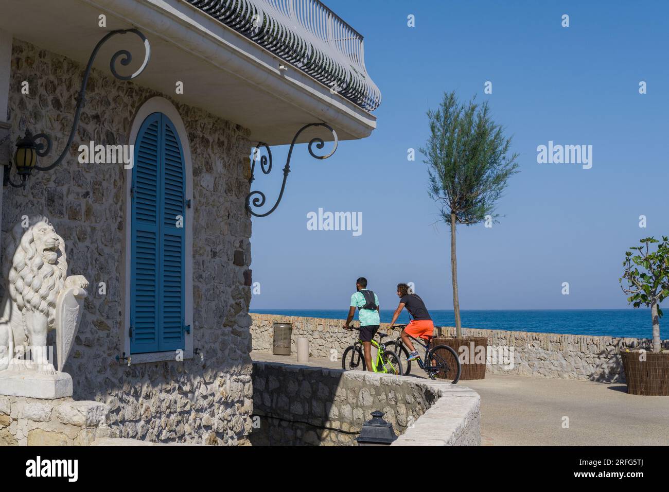 Antibes, Francia: Ciclisti nella città vecchia lungo il Mar Mediterraneo. Foto Stock