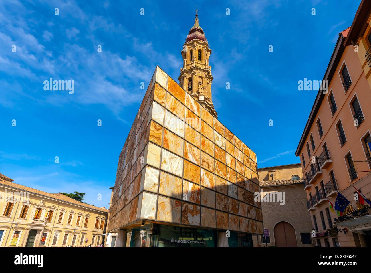 Il Museo del foro de Caesaraugusta e la torre della Cattedrale del Salvatore (Catedral del Salvador) o la Seo de Zaragoza è una cattedrale cattolica romana i Foto Stock