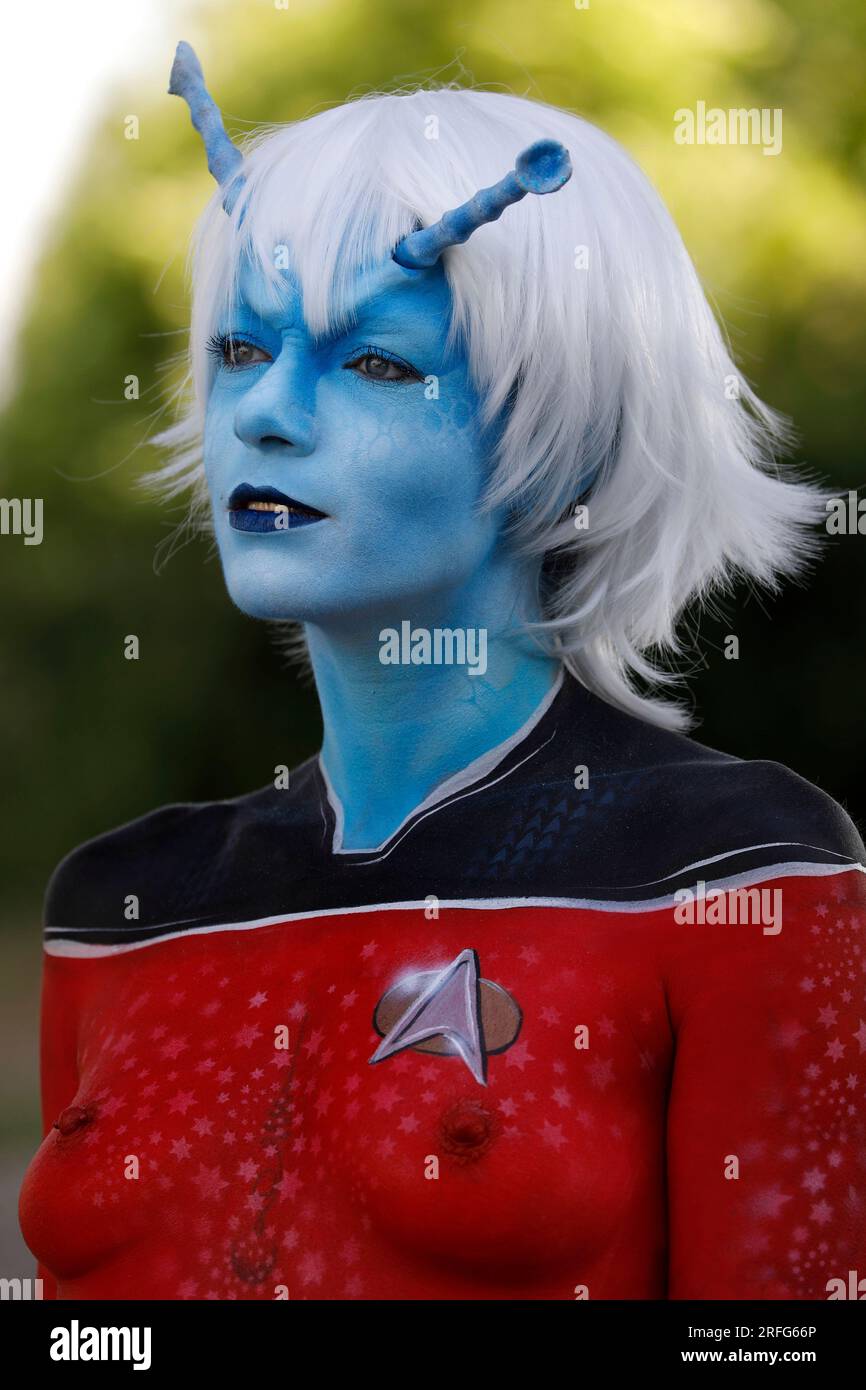ARTE GEEK - Bodypainting e Transformaking: Servizio fotografico Star Trek con Julia nel ruolo di Andorian all'Expo Plaza di Hannover. - Un progetto del fotografo Tschiponnique Skupin e del bodyartist Enrico Lein Foto Stock