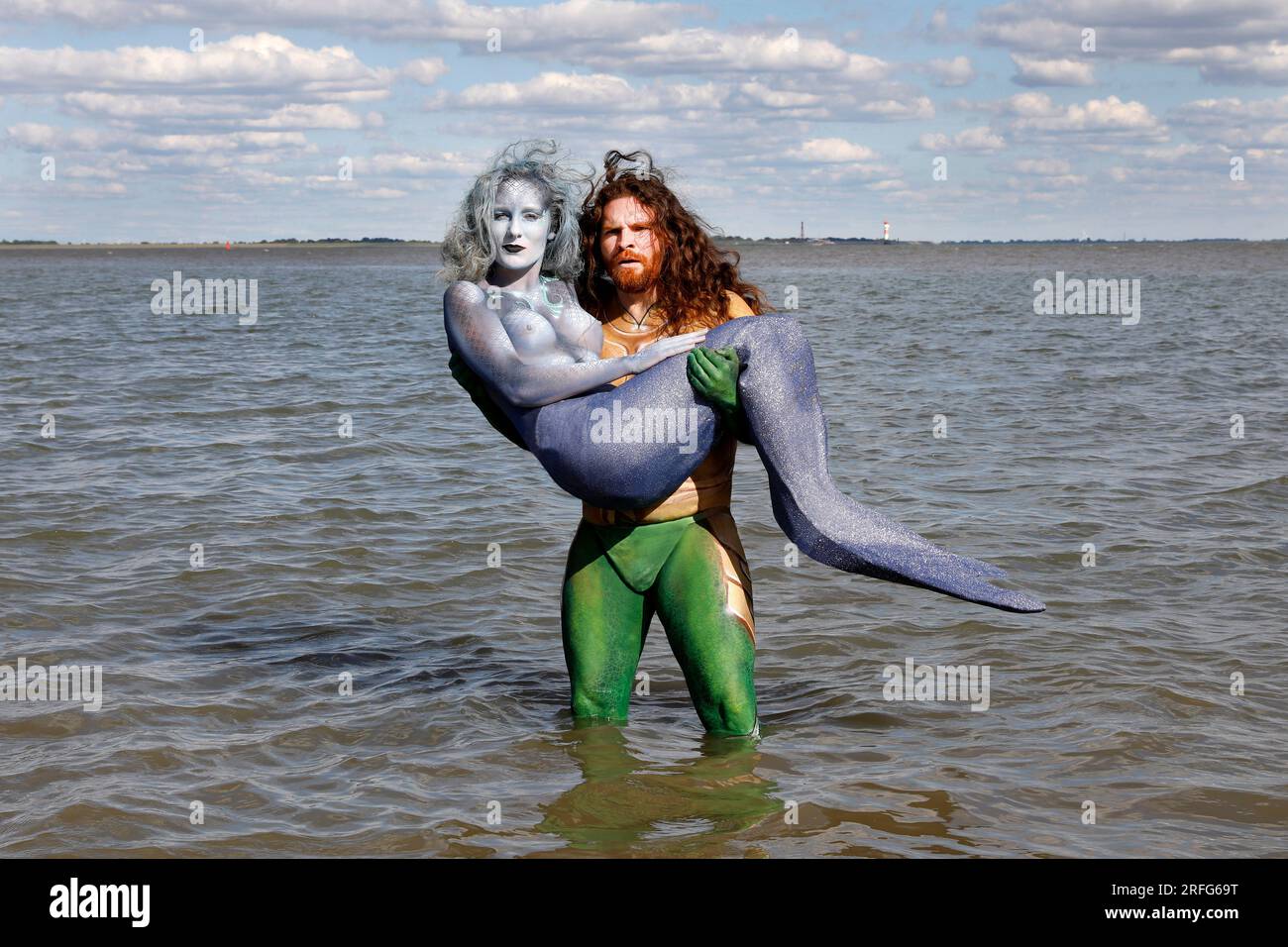 ARTE GEEK - Bodypainting e Transformaking: Aquaman e Sirenetta, servizio fotografico con Tomba Artist e Janina al Jadebusen di Wilhelmshaven. - Un progetto del fotografo Tschiponnique Skupin e del bodyartist Enrico Lein Foto Stock