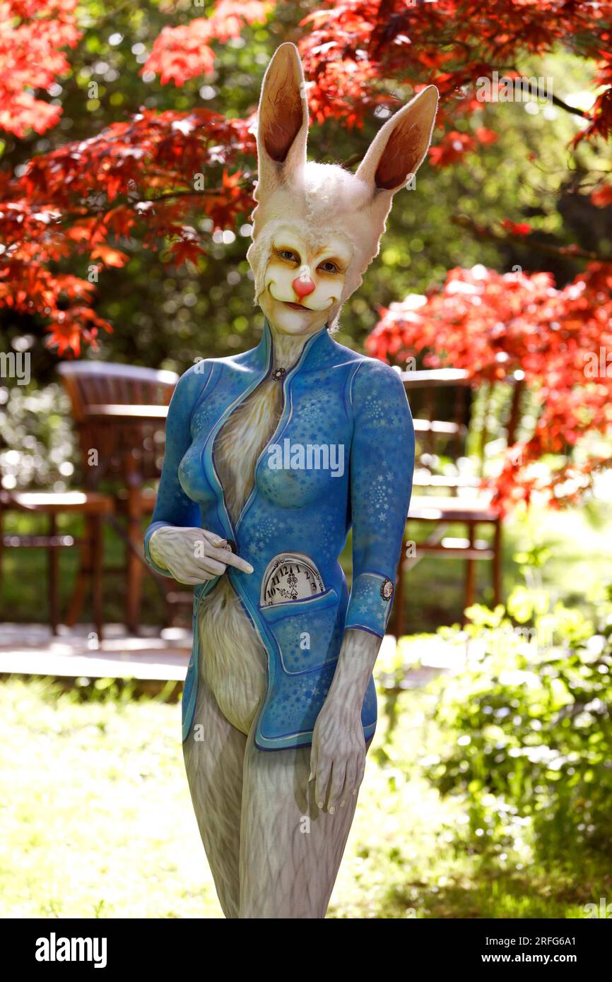 ARTE GEEK - Bodypainting e Transformaking: Alice nel paese delle meraviglie servizio fotografico con Janina nel ruolo del coniglio bianco nel giardino Czarnecki di Hamelin. - Un progetto del fotografo Tschiponnique Skupin e del bodyartist Enrico Lein Foto Stock