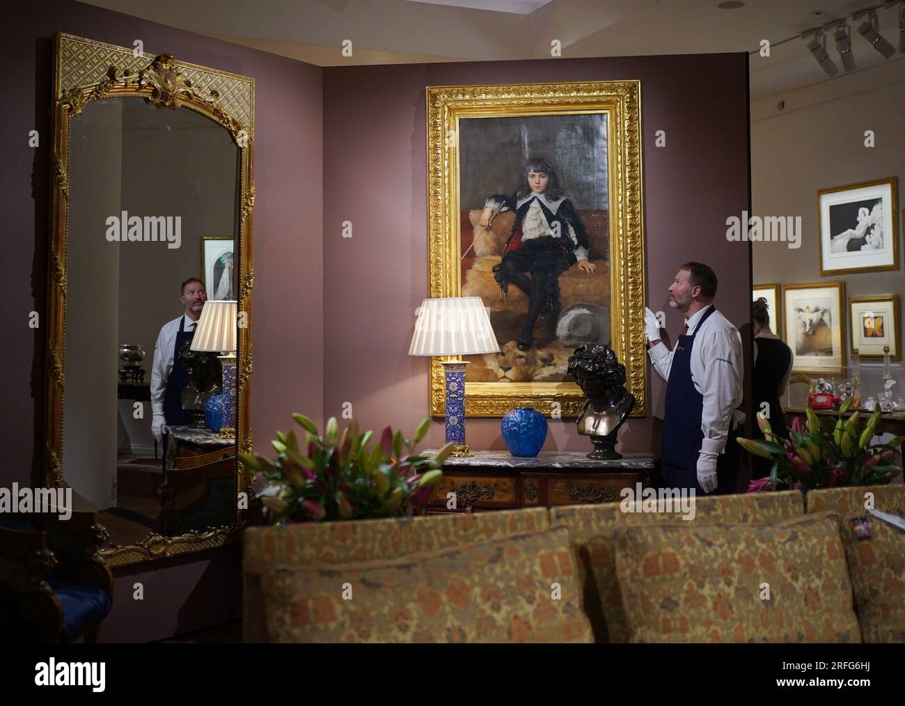Un dipinto dell'artista Geza Vastagh, Young Boy on a Sofa, 1985, con una stima di £ 30.000-50.000, che fa parte della collezione personale di Freddie Mercury, in mostra durante una chiamata fotografica al Sotheby's di Londra, prima della loro asta. Data foto: Giovedì 3 agosto 2023. Foto Stock