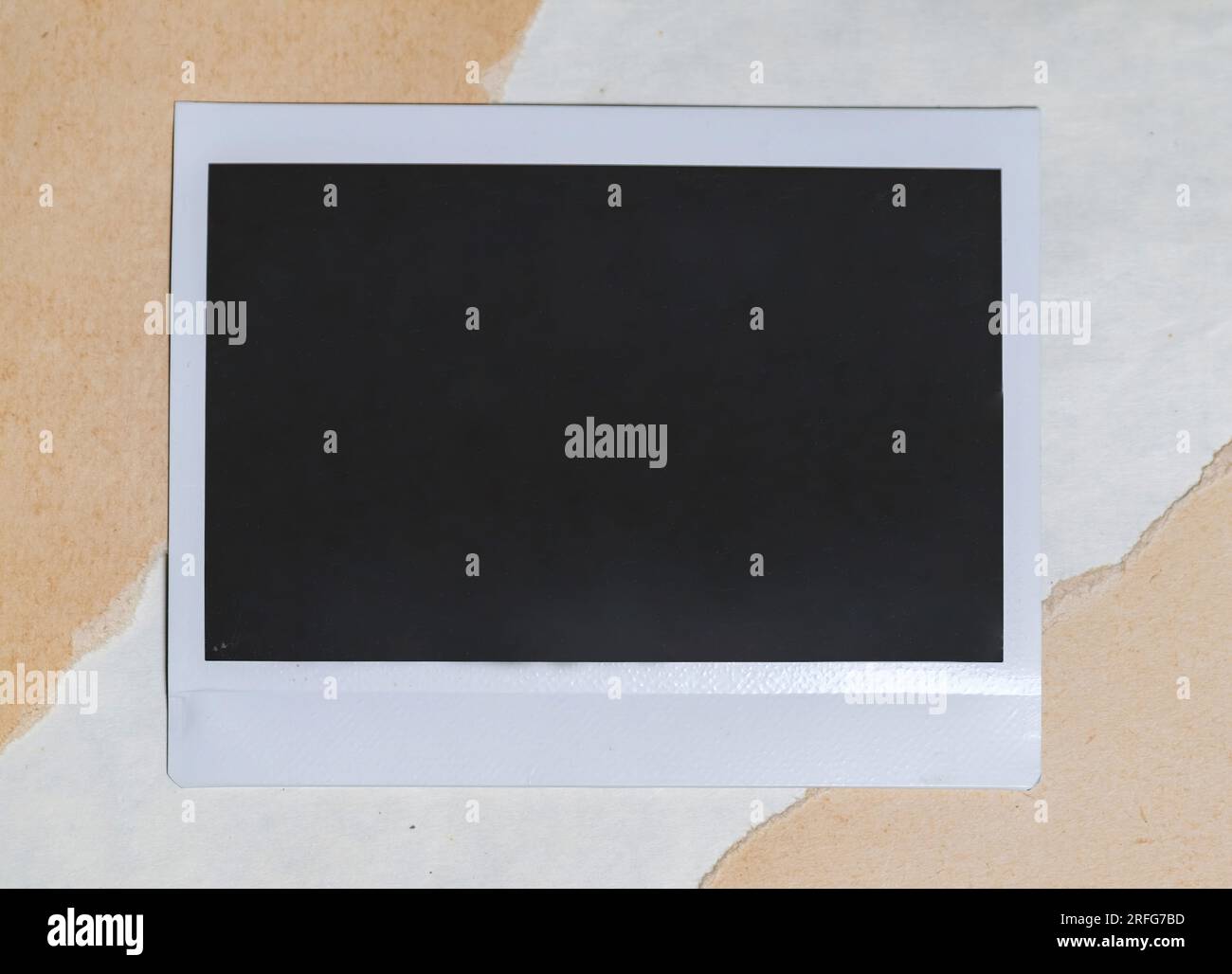 Cornice fotografica vuota su sfondo marrone come modello per la progettazione. Cartolina fotografica con spazio per il tuo logo o testo. Foto Stock