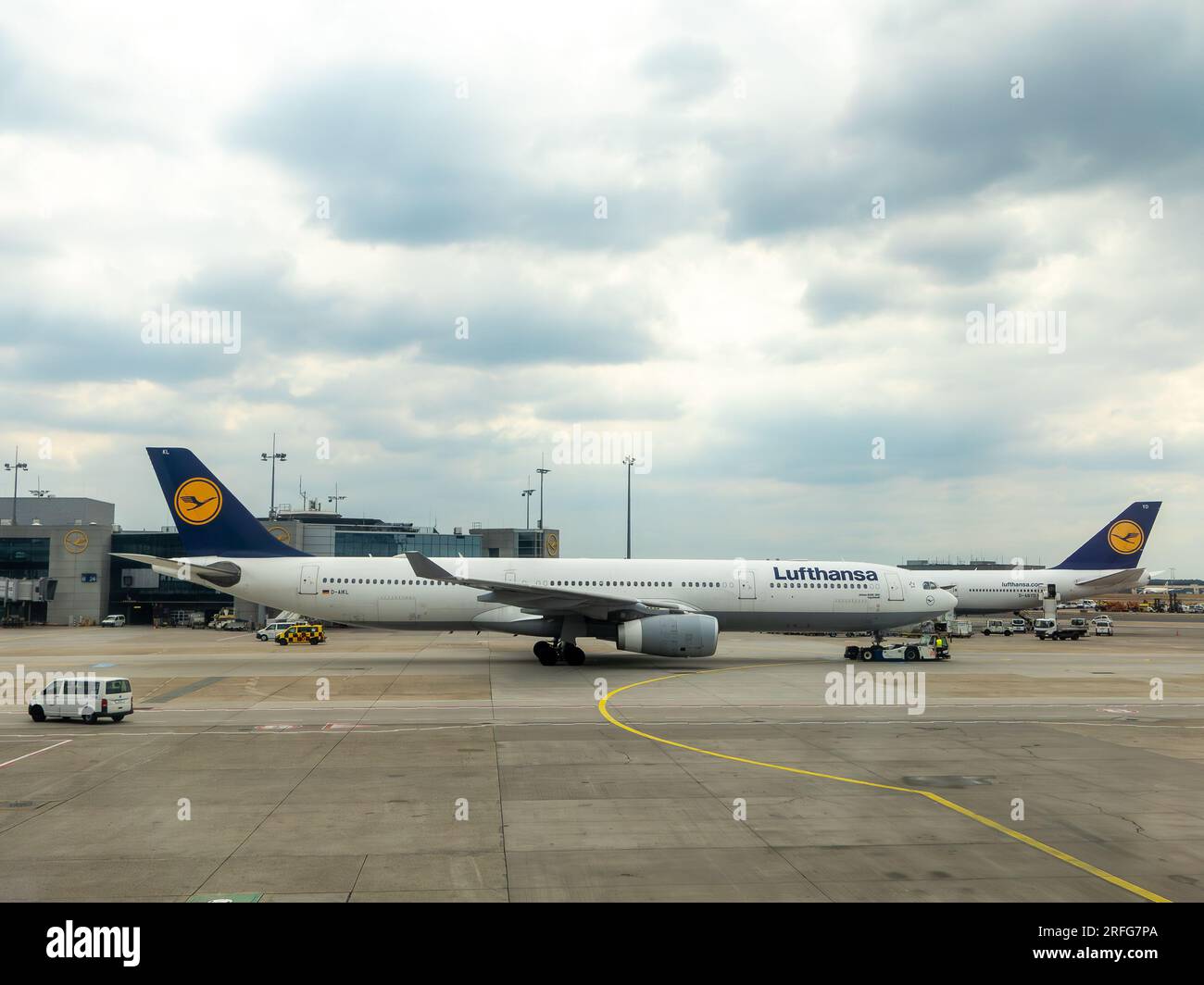 Francoforte, Germania - 7 giugno 2023 - un Lufthansa A330-343 sul campo di aviazione dell'aeroporto di Francoforte con un Lufthansa Boing 747-830 alle spalle Foto Stock