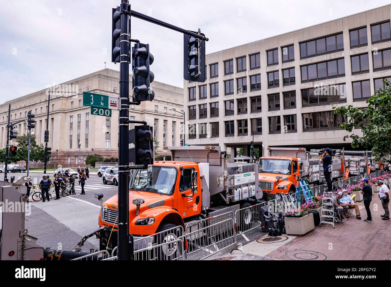 Washington, DC, Stati Uniti. 3 agosto 2023. Un cameraman spara a B-Roll dell'edificio della Corte Federale degli Stati Uniti tra camion di discarica posti fuori dall'edificio del tribunale, dove l'ex presidente degli Stati Uniti Donald J. Trump sembrerà affrontare la vergognosità dopo essere stato incriminato per quattro accuse federali derivanti dall'indagine sulla sommossa del 6 gennaio condotta dal Consiglio speciale Jack Smith giovedì 3 agosto 2023, a Washington DC foto di Jemal Countess/UPI Credit: UPI/Alamy Live News Foto Stock
