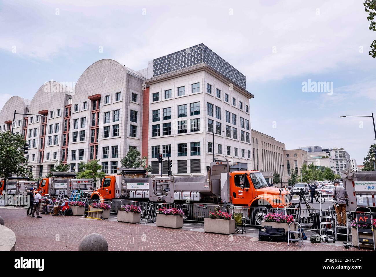 Washington, DC, Stati Uniti. 3 agosto 2023. Una visione della polizia metropolitana di Washington DC fuori dall'edificio della Corte Federale degli Stati Uniti, dove l'ex presidente degli Stati Uniti Donald J. Trump sembrerà affrontare la vergognosità dopo essere stato incriminato per quattro accuse federali derivanti dall'indagine sulla sommossa del 6 gennaio condotta dal consigliere speciale Jack Smith giovedì, 3 agosto 2023, a Washington DC foto di Jemal Countess/UPI Credit: UPI/Alamy Live News Foto Stock