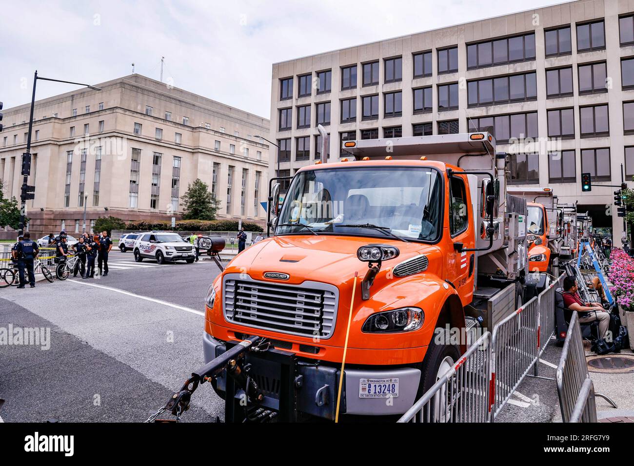 Washington, DC, Stati Uniti. 3 agosto 2023. La polizia della metropolitana di Washington DC si trova all'esterno dell'edificio della Corte Federale degli Stati Uniti, separata dalla stampa da camion dove l'ex presidente degli Stati Uniti Donald J. Trump sembrerà affrontare un'accusa dopo essere stato incriminato per quattro accuse federali derivanti dall'indagine di sommossa del 6 gennaio condotta dal Consiglio speciale Jack Smith giovedì 3 agosto 2023, a Washington DC foto di Jemal Countess/UPI Credit: UPI/Alamy Live News Foto Stock