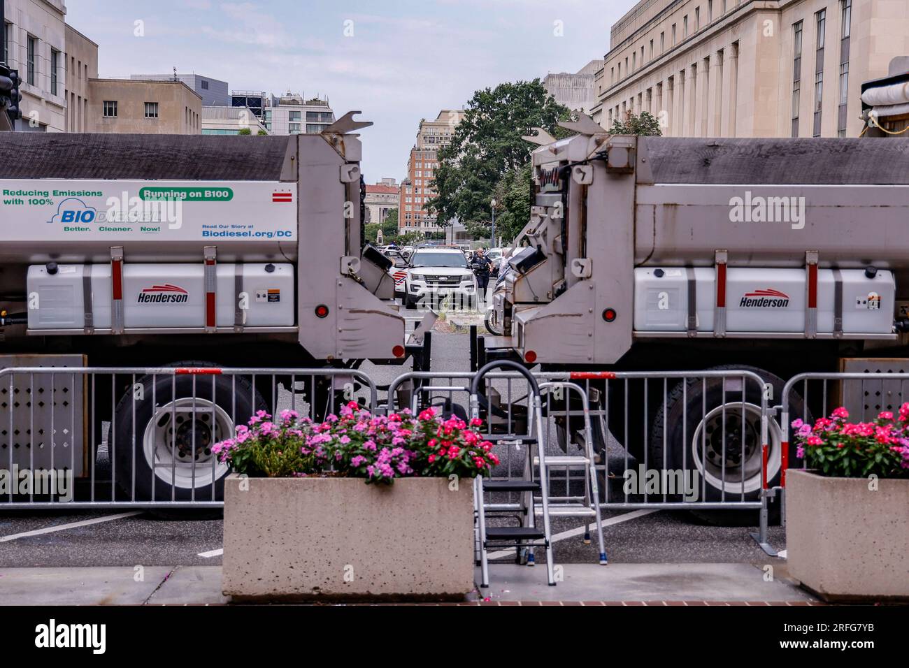 Washington, DC, Stati Uniti. 3 agosto 2023. Una visione della polizia metropolitana di Washington DC fuori dall'edificio della Corte Federale degli Stati Uniti, dove l'ex presidente degli Stati Uniti Donald J. Trump sembrerà affrontare la vergognosità dopo essere stato incriminato per quattro accuse federali derivanti dall'indagine sulla sommossa del 6 gennaio condotta dal consigliere speciale Jack Smith giovedì, 3 agosto 2023, a Washington DC foto di Jemal Countess/UPI Credit: UPI/Alamy Live News Foto Stock