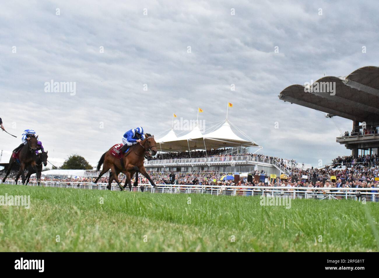 Goodwood, Regno Unito. 3 agosto 2023. Al Husn, guidato da Jim Crowley (all'estrema destra) vince il Qatar Nassau Stakes 15,35 all'ippodromo di Goodwood, Regno Unito. Crediti: Paul Blake/Alamy Live News. Foto Stock