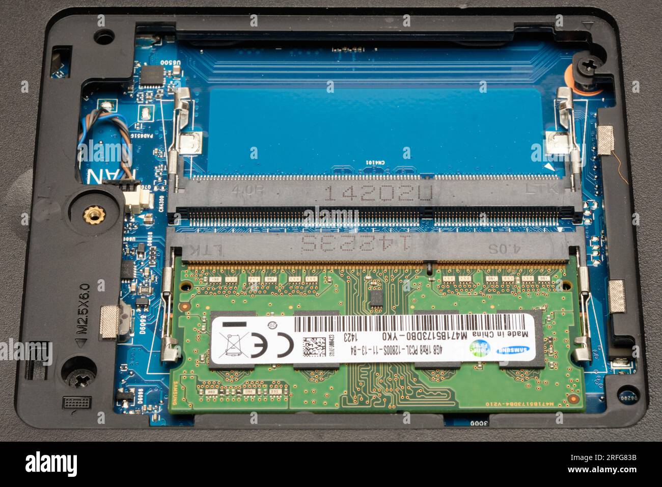 Tipico modulo di memoria RAM completamente inserito nella sua posizione finale in un computer portatile con uno slot popolato e uno no. (4 di 4) Foto Stock