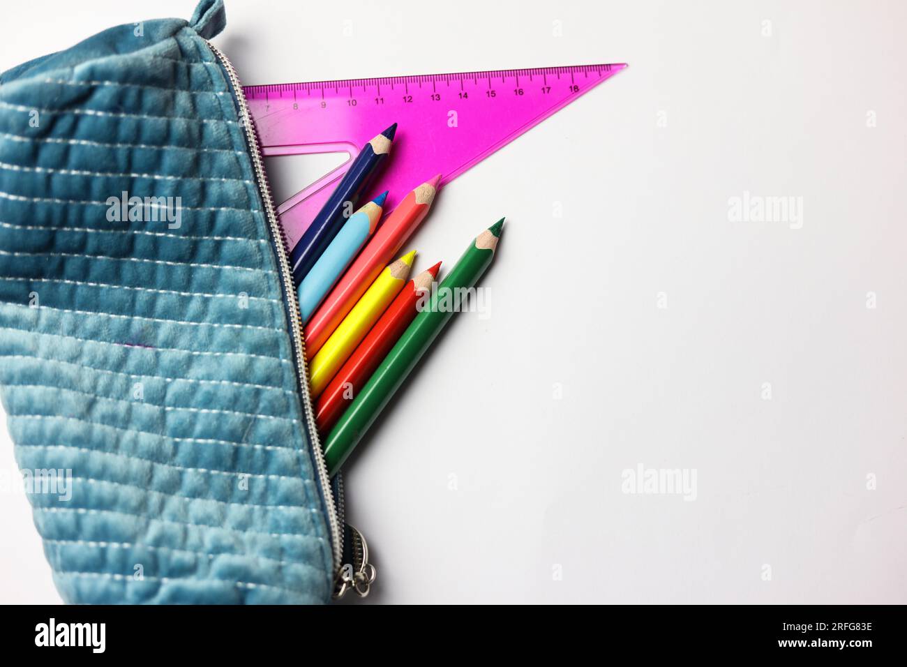 concetto di ritorno a scuola con materiale scolastico su sfondo di white paper Foto Stock