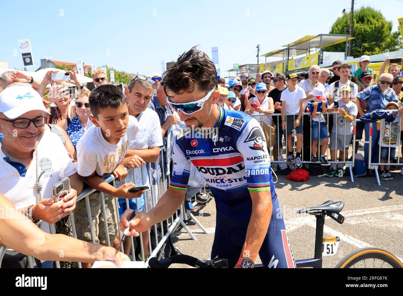 Le coureur cycliste French Julian Alaphilippe signe des autographes avant le départ de la 9ème étape du Tour de France 2023 le 9 juillet 2023, Saint Foto Stock