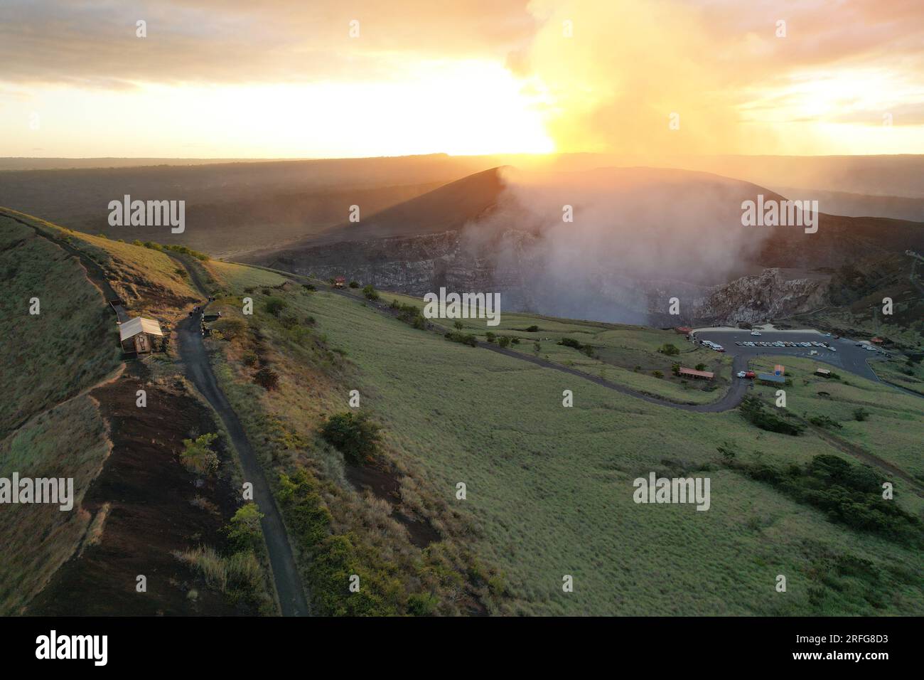 Sentieri escursionistici nel parco nazionale del Nicaragua intorno al cratere del vulcano Masaya al tramonto Foto Stock