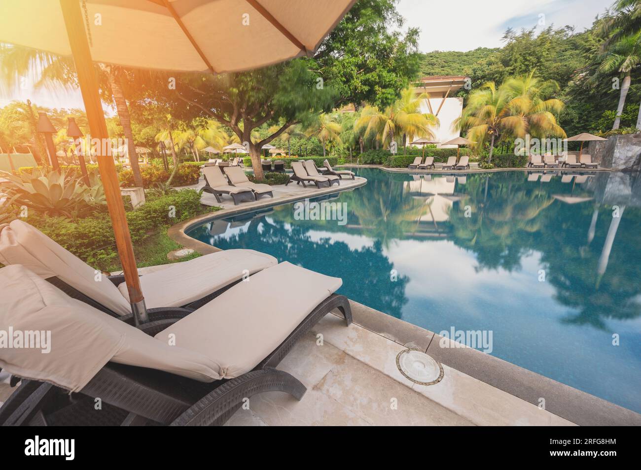 Grande piscina nel resort tropicale nelle giornate di sole Foto Stock