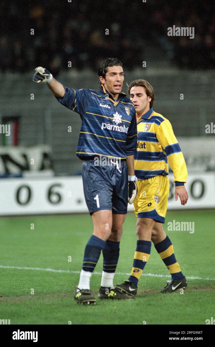 Torino Italia 1999-02-07, AC Parma portiere Gianluigi Buffon e Fabio Cannavaro durante la partita di campionato Juventus-Parma Foto Stock