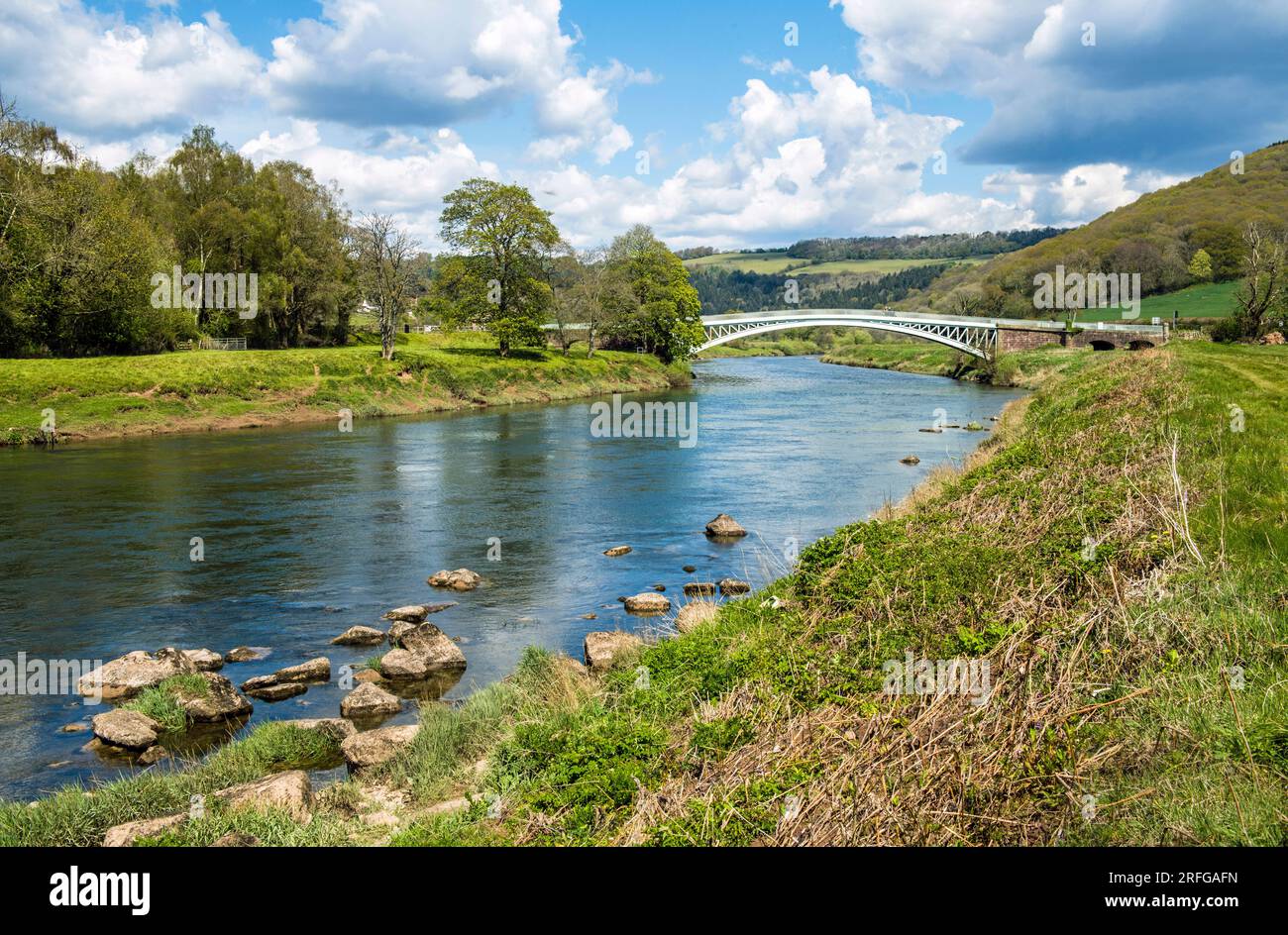 Guardando il fiume Wye verso il Bigsweir Bridge mentre attraversa il fiume nella Wye Valley Foto Stock