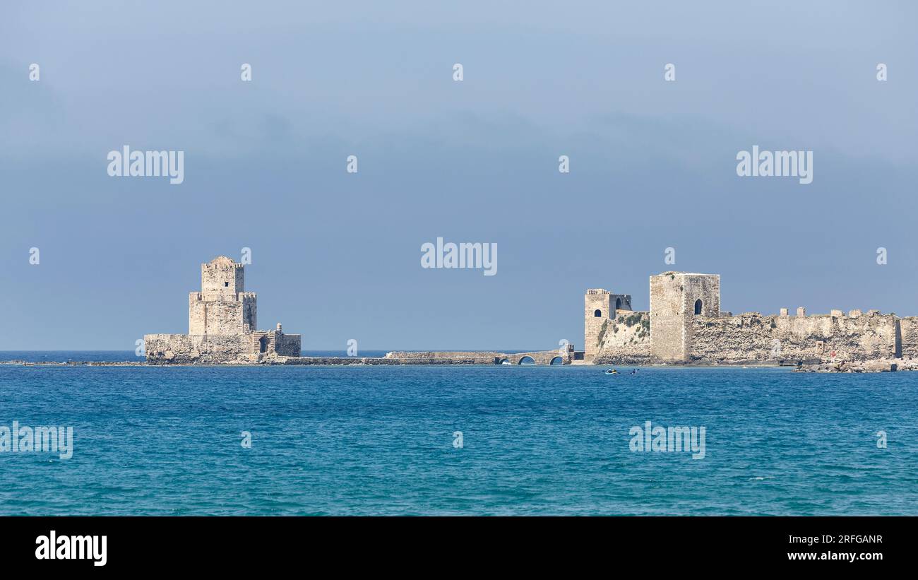 La Torre Bourtzi alla punta del castello veneziano a Methoni, nel Peloponneso di Grecia Foto Stock