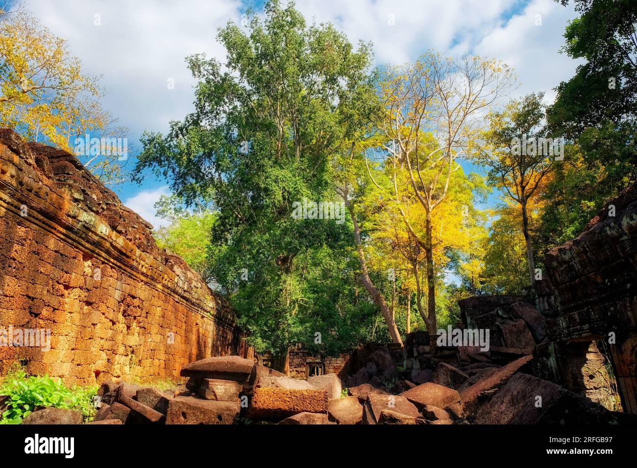 Antiche rovine di edifici nella foresta cambogiana, rovine della civiltà Khmer, paesaggio. Foto Stock