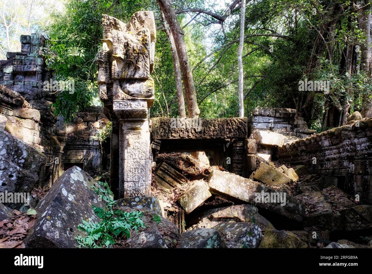 Perduti nella natura: Antiche rovine di edifici Khmer sparsi in tutta la foresta cambogiana, creando un paesaggio incantevole. Foto Stock