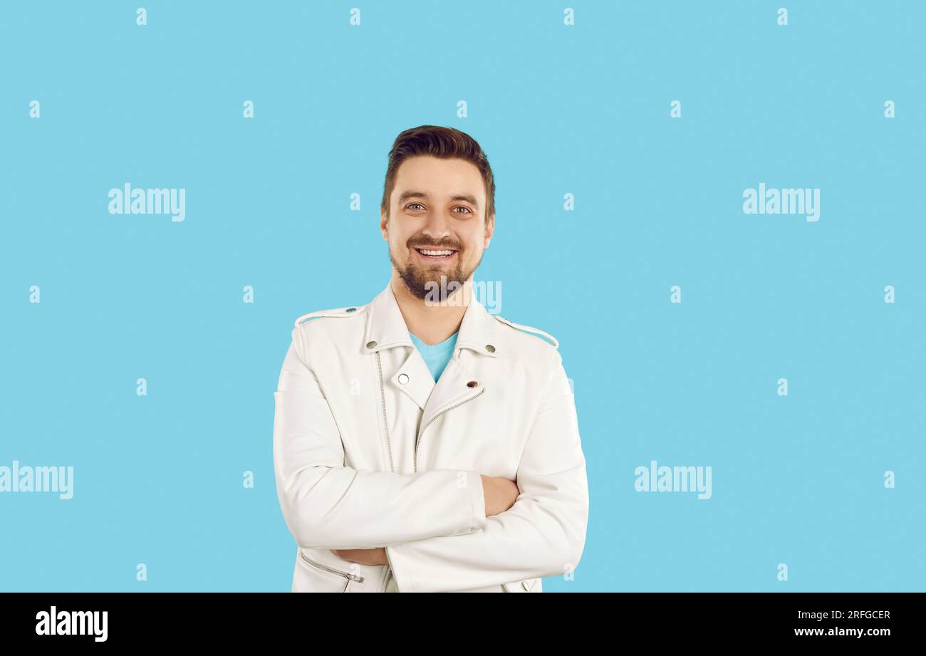 Ritratto dell'allegro uomo millenario caucasico isolato su sfondo azzurro. Foto Stock