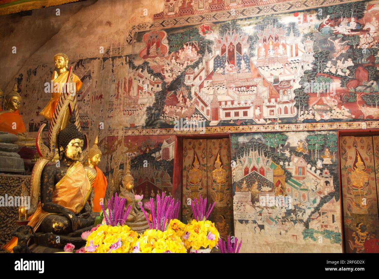 All'interno dell'ubosot del Tempio di Kongkaram c'è un Buddha in arenaria stucco seduto nell'atteggiamento di sottomettere Mara. E sui muri ci sono dei murales. Foto Stock