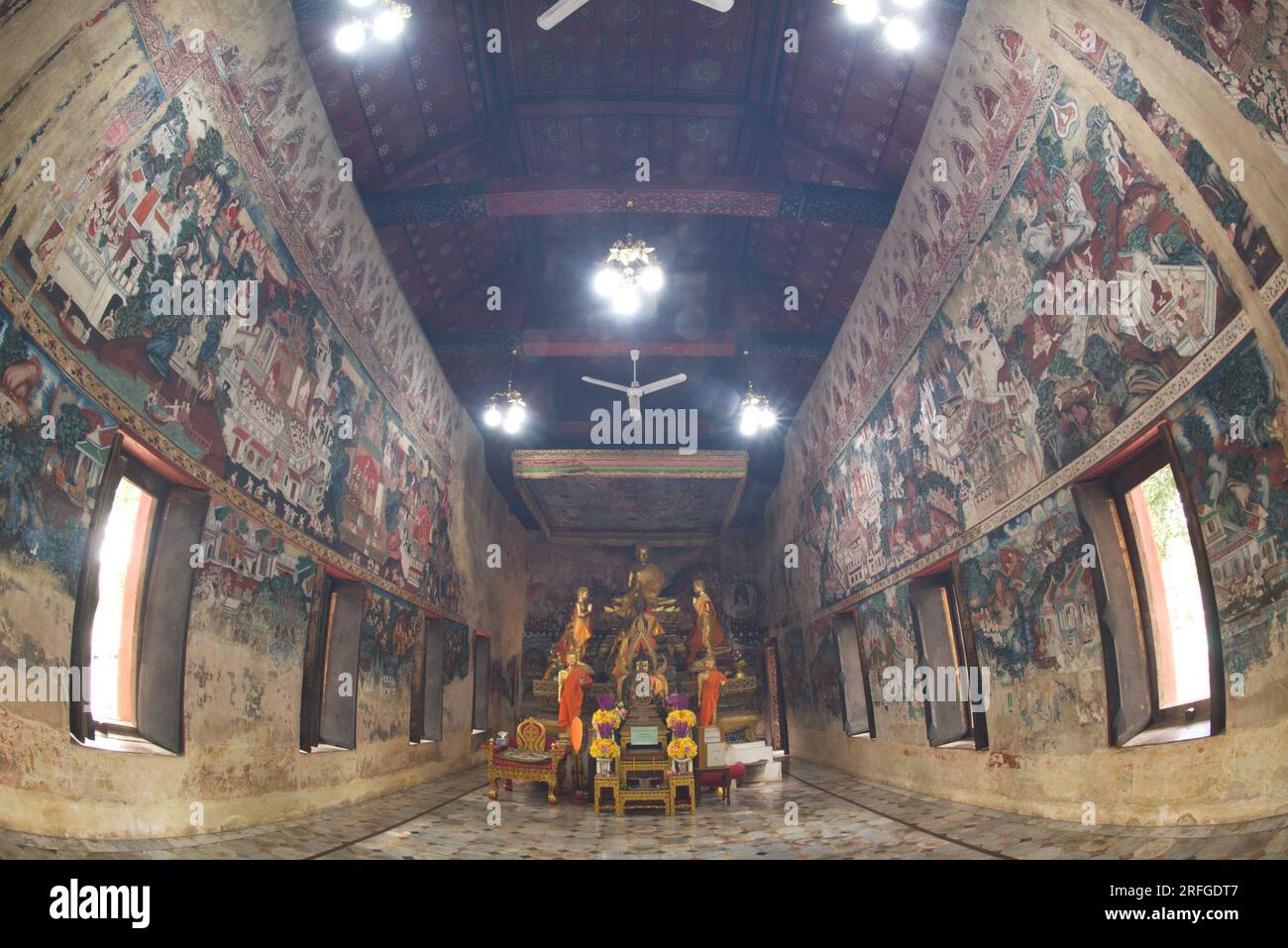 All'interno dell'ubosot del Tempio di Kongkaram c'è un Buddha in arenaria stucco seduto nell'atteggiamento di sottomettere Mara. E sui muri ci sono dei murales. Foto Stock