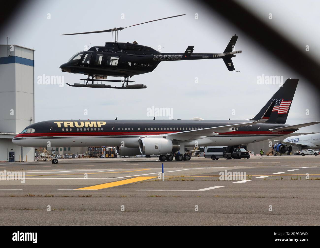 L'aereo dell'ex presidente degli Stati Uniti Donald Trump arriva all'aeroporto di Newark giovedì 3 agosto 2023 a Newark, New Jersey. L'ex presidente Donald Trump è destinato ad apparire in tribunale federale alle 16 a Washington, DC, dopo essere stato incriminato martedì per quattro accuse penali nell'indagine del consulente speciale Jack Smith per i tentativi di rovesciare le elezioni presidenziali del 2020. Foto di John Angelillo/UPI Foto Stock