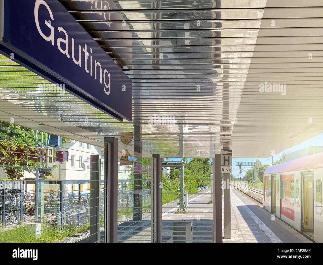 Gauting, DE, 22 maggio 2022: Binario della stazione ferroviaria di Gauting, con un treno sullo sfondo Foto Stock