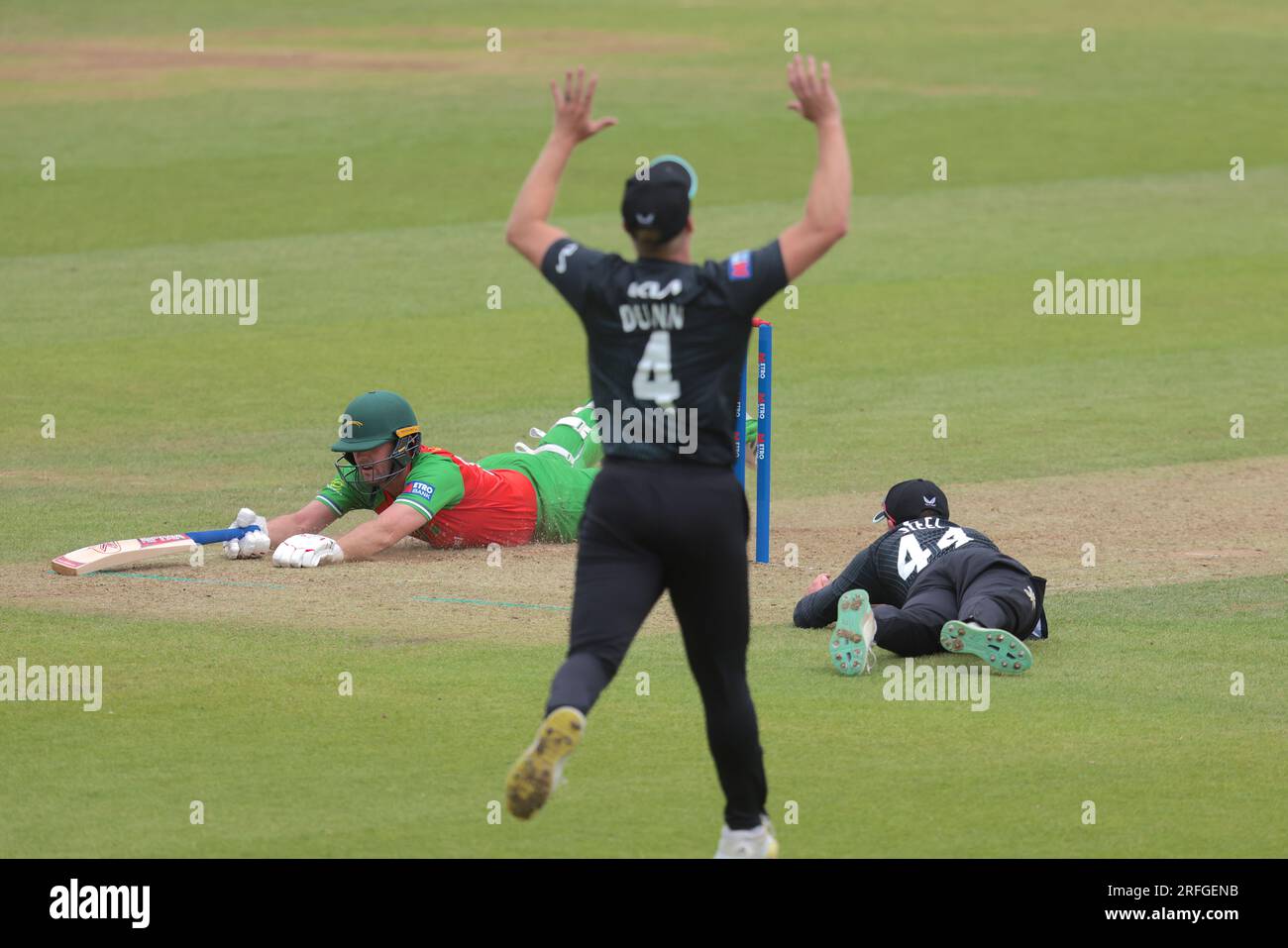 Londra, Regno Unito. 3 agosto 2023. Lewis Hill del Leicestershire si tuffa per fare il suo terreno mentre Surrey affronta il Leicestershire nella Metro Bank One-Day Cup al Kia Oval. Credito: David Rowe/Alamy Live News Foto Stock