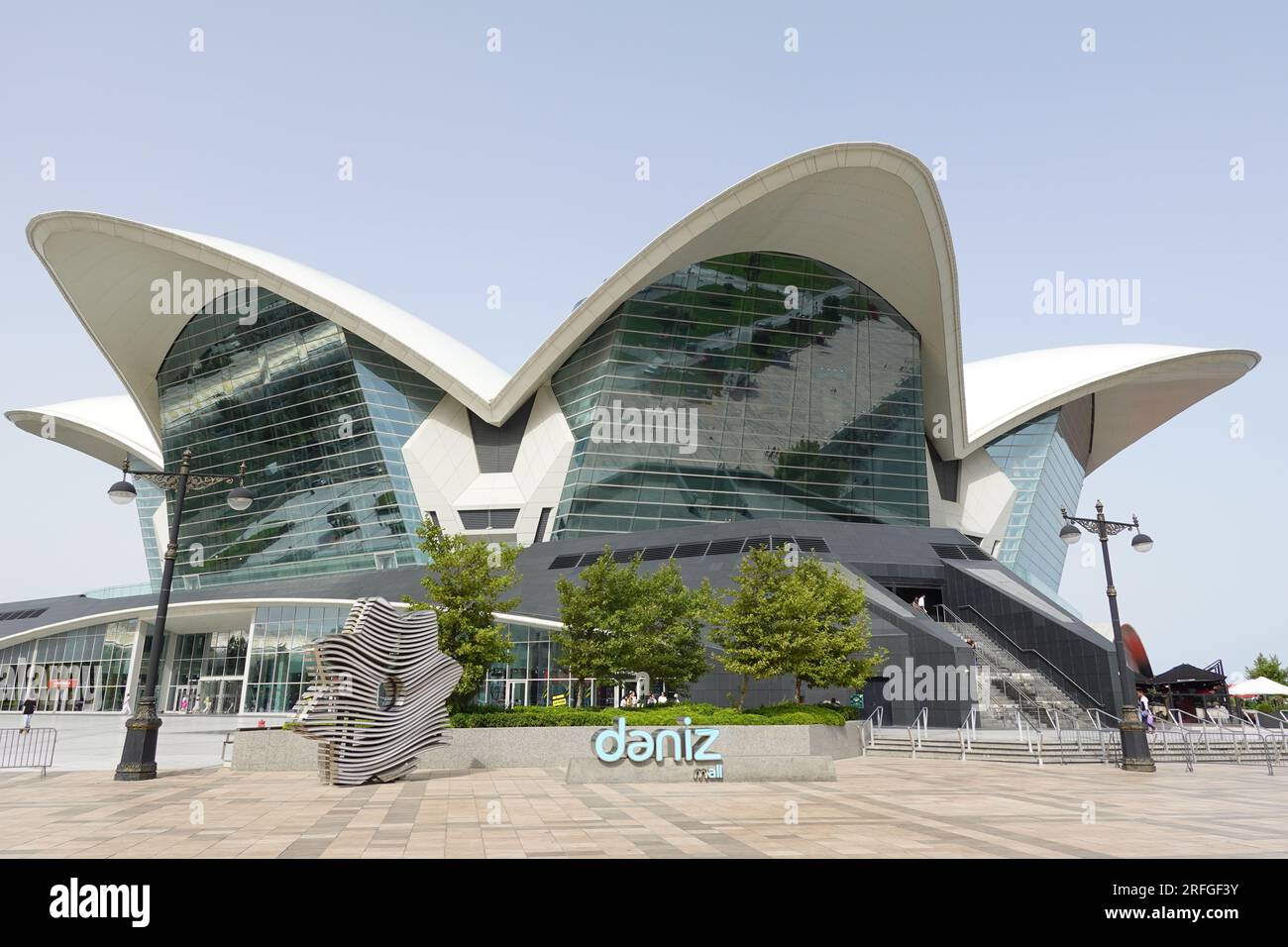 Deniz Mall è un centro ricreativo e ricreativo sulle rive del Mar Caspio, Baku, Azerbaigian. Foto Stock