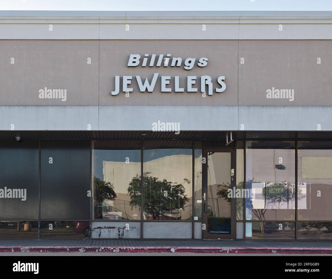 Houston, Texas USA 07-30-2023: Vetrina aziendale Billings Jewelers a Houston, Texas. Gioielleria locale in un centro commerciale American Strip. Foto Stock