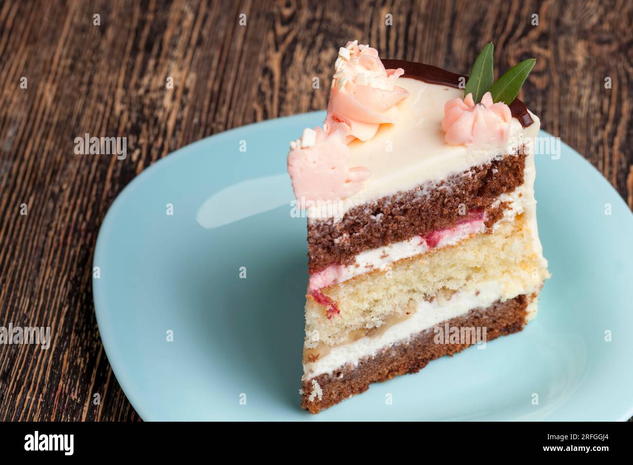 deliziosa torta di dolci misti e farciture di fragole e banane, un pezzo di torta di vaniglia e torte al cioccolato farcite con fragole a. Foto Stock