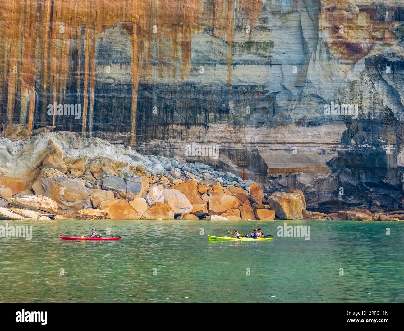 Kayak nella Pictured Rocks National Lakeshore sul lago Superior nella penisola superiore del Michigan USA Foto Stock
