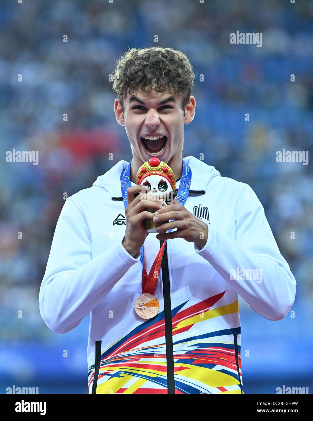 (230803) -- CHENGDU, 3 agosto 2023 (Xinhua) - la medaglia di bronzo Mihai-sorin Dringo della Romania si pone sul podio durante la cerimonia di premiazione dei 400 m di atletica maschile ai 31° FISU Summer World University Games di Chengdu, nella provincia del Sichuan della Cina sud-occidentale, 3 agosto 2023. (Xinhua/Cai Xiangxin) Foto Stock