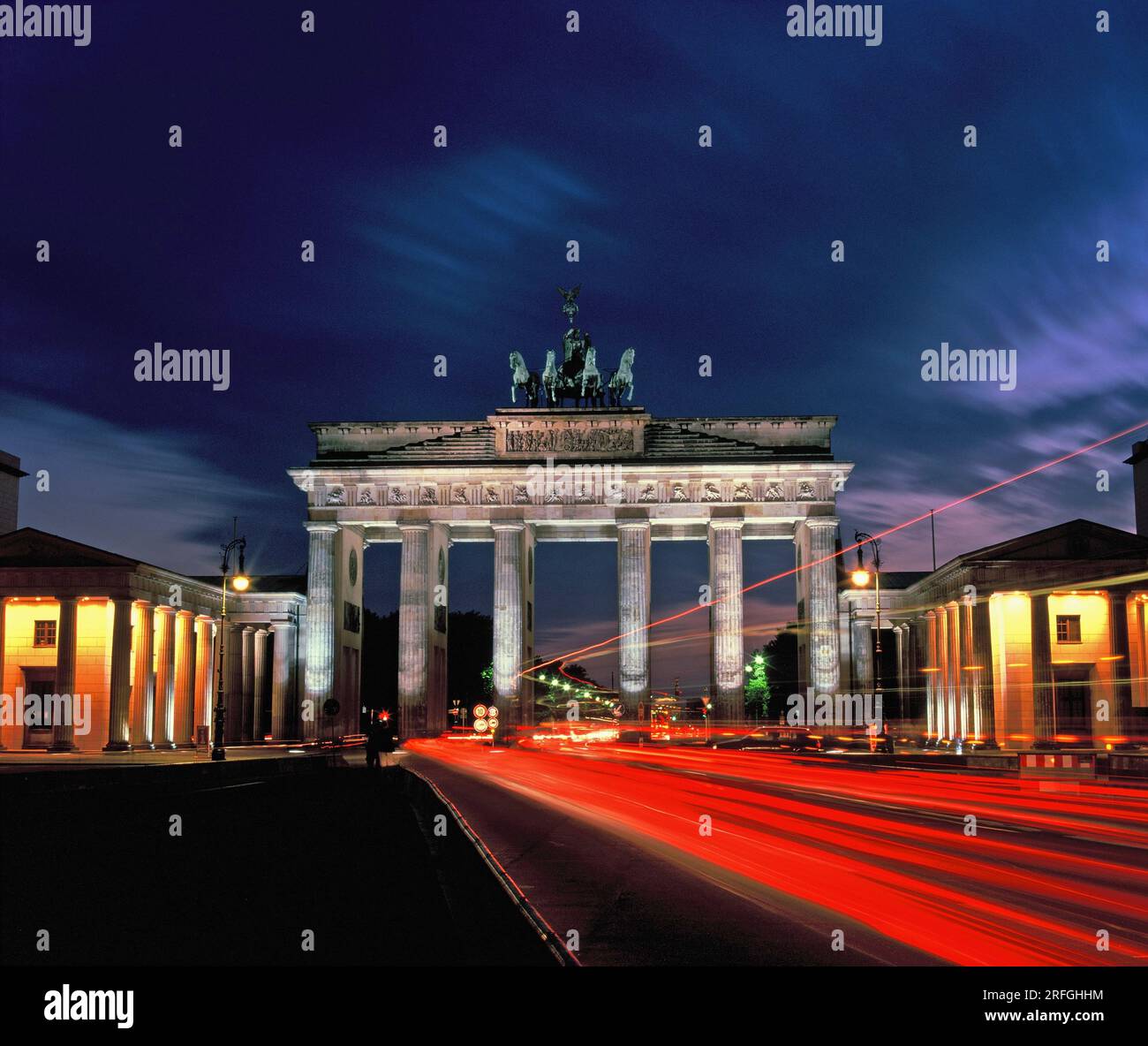 Germania. Berlino. Porta di Brandeburgo. Vista notturna con striature delle luci di posizione posteriori. Foto Stock