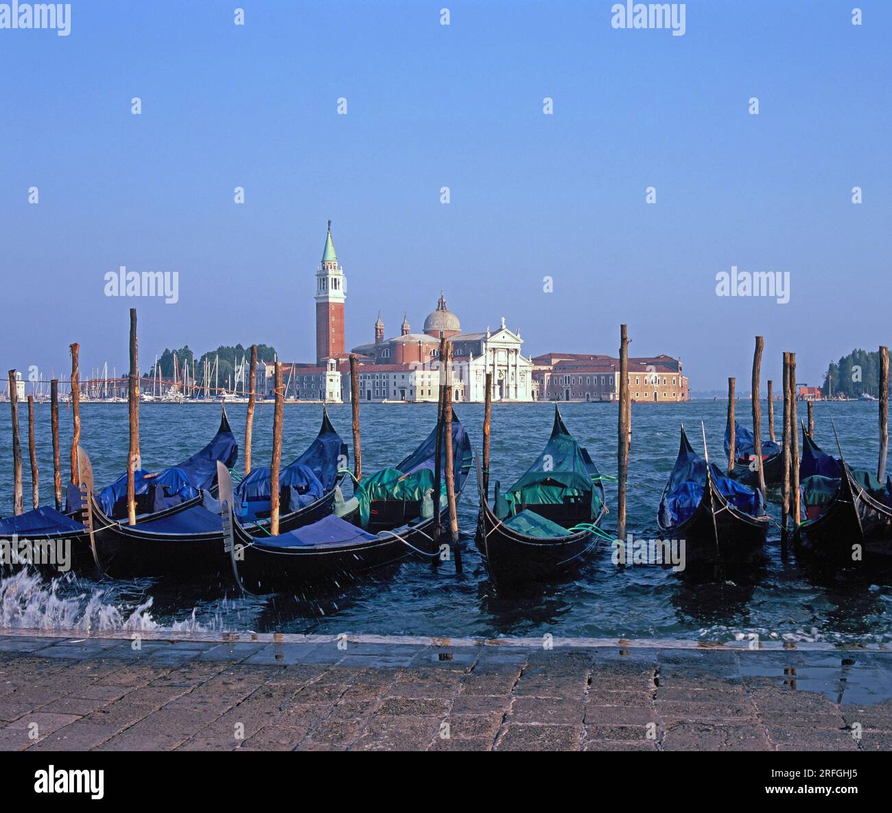 Italia. Venezia. Vista sul mare con gondole da Piazza San Marco. Foto Stock