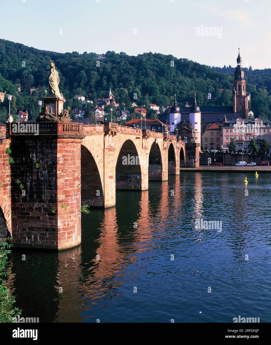 Germania. Heidelberg. Ponte sul fiume Neckar nel tardo pomeriggio. Foto Stock
