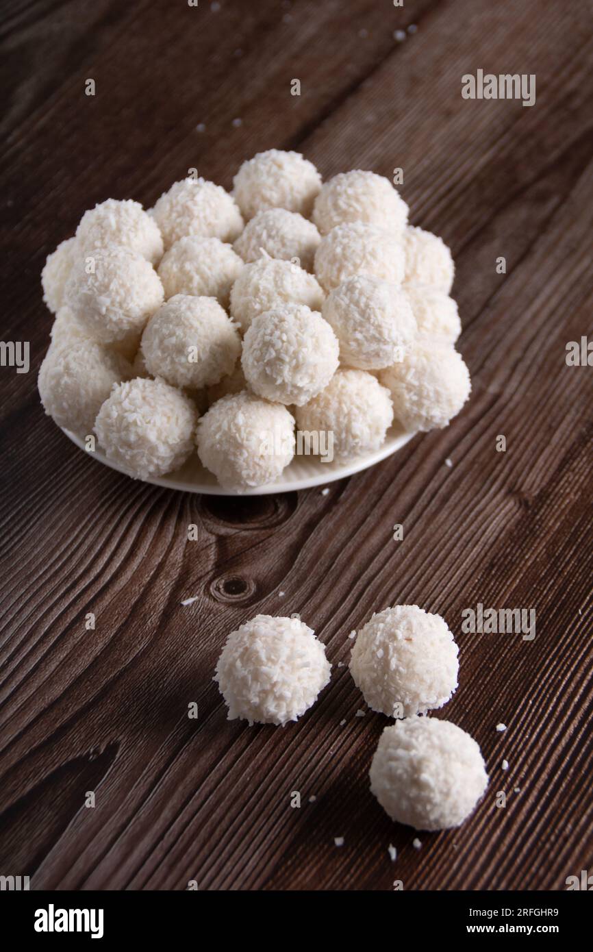 foto di molte caramelle al cocco su un piatto, foto verticale Foto Stock