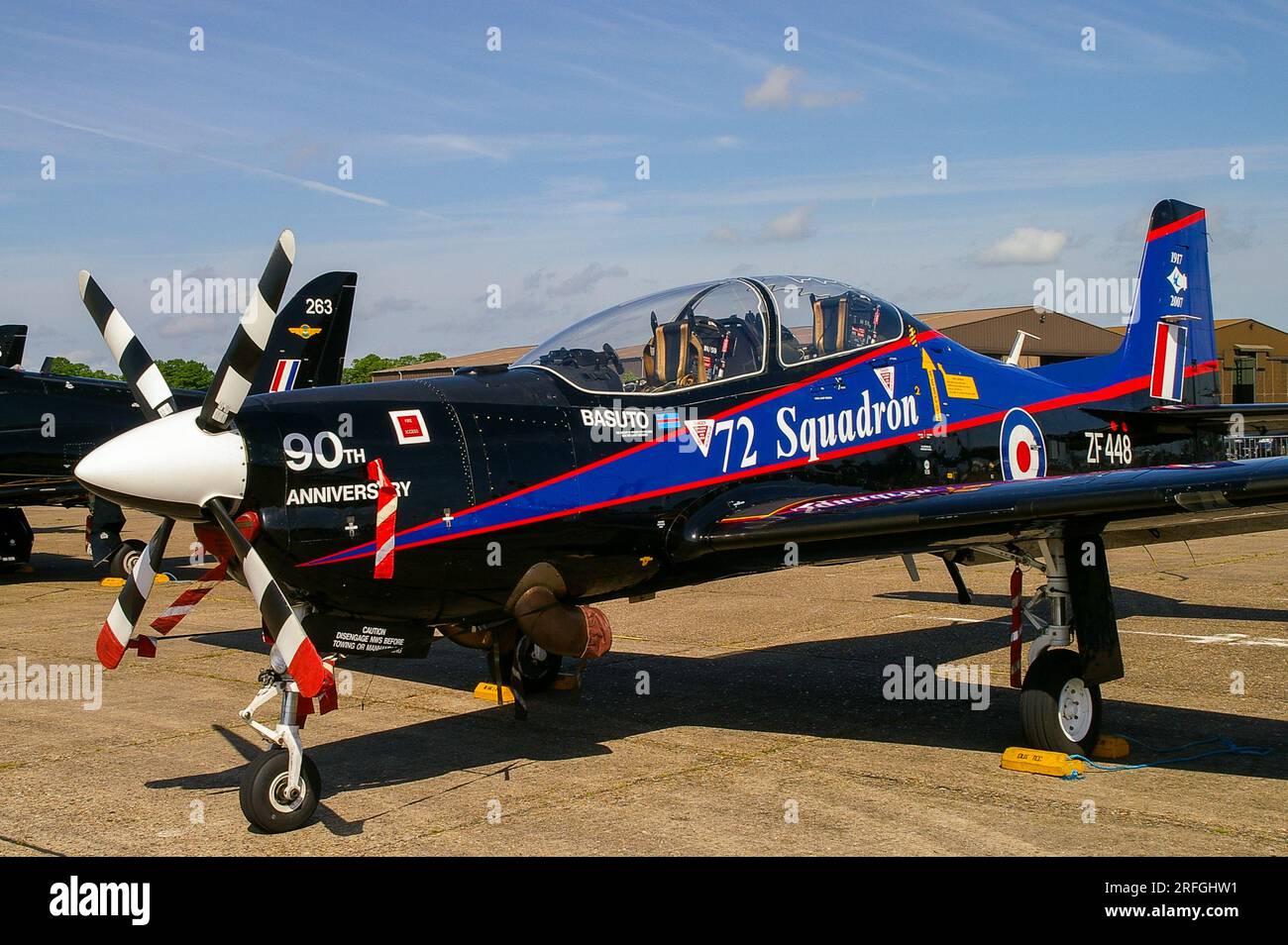 72 Squadron corto Tucano con speciale schema di verniciatura. No. 72 Squadron Royal Air Force squadra addestrativa con base a RAF Linton-on-Ouse. Verniciatura anniversario Foto Stock