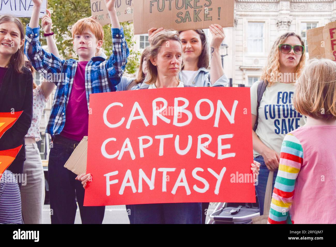 Londra, Regno Unito. 3 agosto 2023. I manifestanti del clima si riuniscono fuori Downing Street in risposta al governo britannico che ha rilasciato 100 nuove licenze per petrolio e gas. Foto Stock