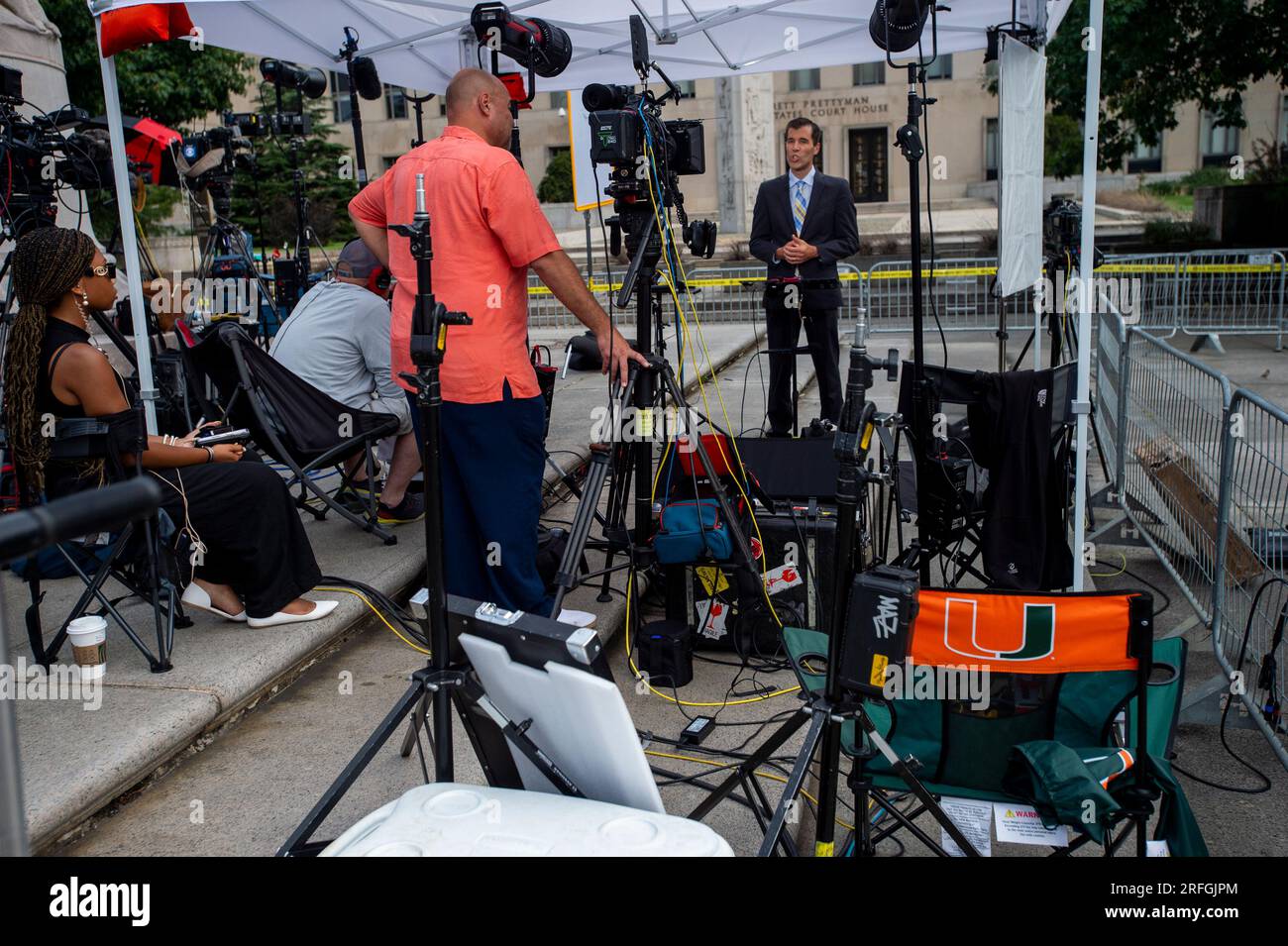 Gli equipaggi di notizie della rete sono stati istituiti lungo Constitution Avenue NW, all'esterno del tribunale degli Stati Uniti E. Barrett Prettyman prima dell'arrivo dell'ex presidente degli Stati Uniti Donald J. Trump per la sua accusa a Washington DC, giovedì 3 agosto 2023. L'ex presidente Donald J. Trump è previsto per un'accusa a seguito della sua accusa da parte di un Grand jury, su quattro capi d'accusa per i suoi presunti sforzi per rovesciare i risultati delle elezioni del 2020. Credito: Rod Lamkey/CNP /MediaPunch Foto Stock
