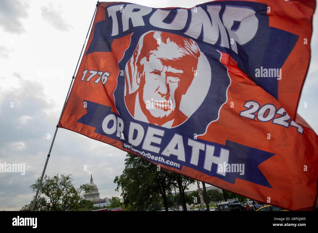 Un sostenitore di trump ondeggia una bandiera mentre cammina lungo Constitution Avenue NW, fuori dal tribunale degli Stati Uniti E. Barrett Prettyman prima dell'arrivo dell'ex presidente degli Stati Uniti Donald J. Trump per la sua accusa a Washington, DC, giovedì 3 agosto 2023. L'ex presidente Donald J. Trump è previsto per un'accusa a seguito della sua accusa da parte di un Grand jury, su quattro capi d'accusa per i suoi presunti sforzi per rovesciare i risultati delle elezioni del 2020. Credito: Rod Lamkey/CNP /MediaPunch Foto Stock