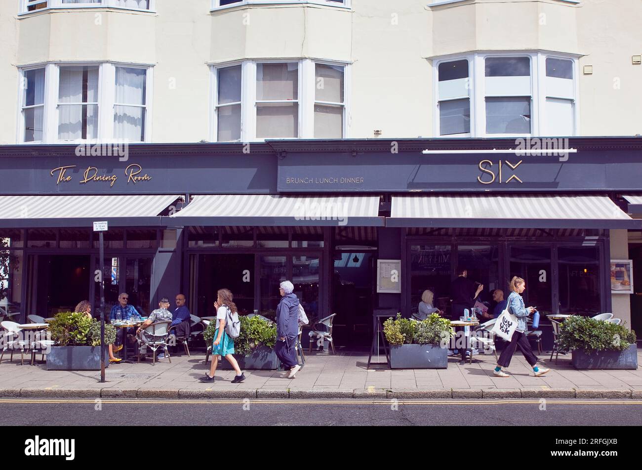 Inghilterra, East Sussex, Brighton, Hove, Western Road, La gente sedeva a mangiare e bere fuori dal ristorante Six. Foto Stock