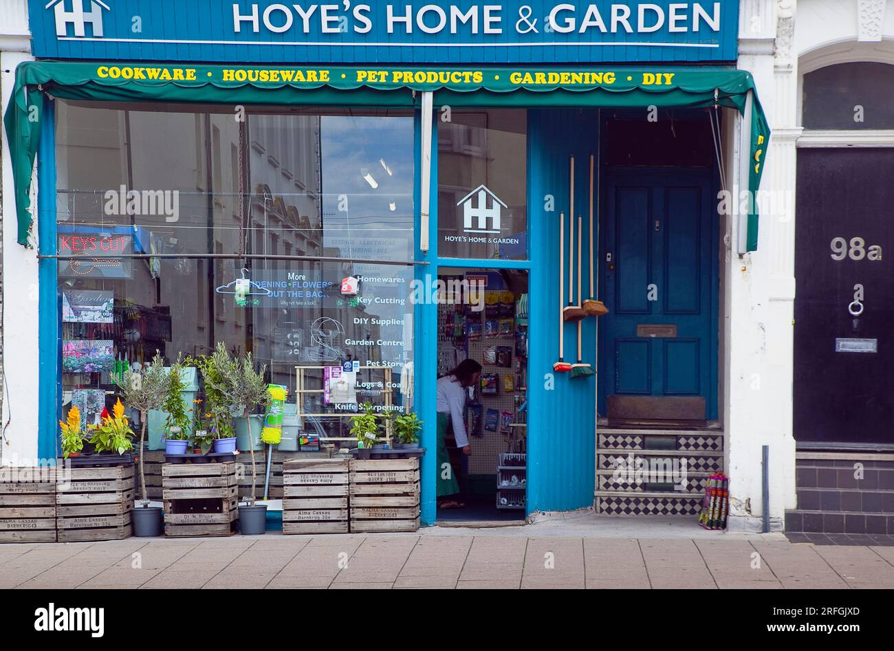 Inghilterra, East Sussex, Brighton, Hove, Western Road, Esterno del negozio di ferramenta Hoye's Home & Garden. Foto Stock